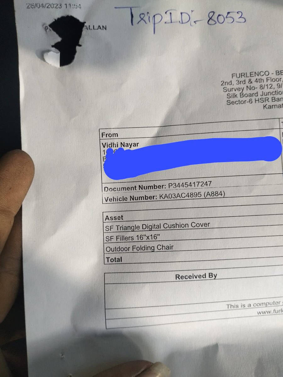 vidhisn's tweet photo. @FURLENCO @FurlencoSupport 
An issue with the pick up - different items show up at the pick-up execs’ end. 

We ONLY have the couch and cushions. And they refuse to pick it ip as it does not show up for them.  

How do we solve this? https://t.co/uAD9pdyY2a