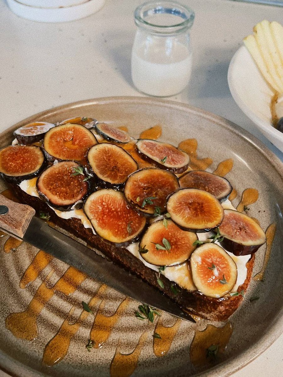 info_eri's tweet photo. I thought it would be the usual thin and hard toast, but I didn't expect thick bread with thick cheese Drizzled with honey and topped with milk, the whole bread was soft and fluffy, and almost every dish had some seasoning that made it taste super special! This is my favorite!🤩 https://t.co/XYOdd6dYJy