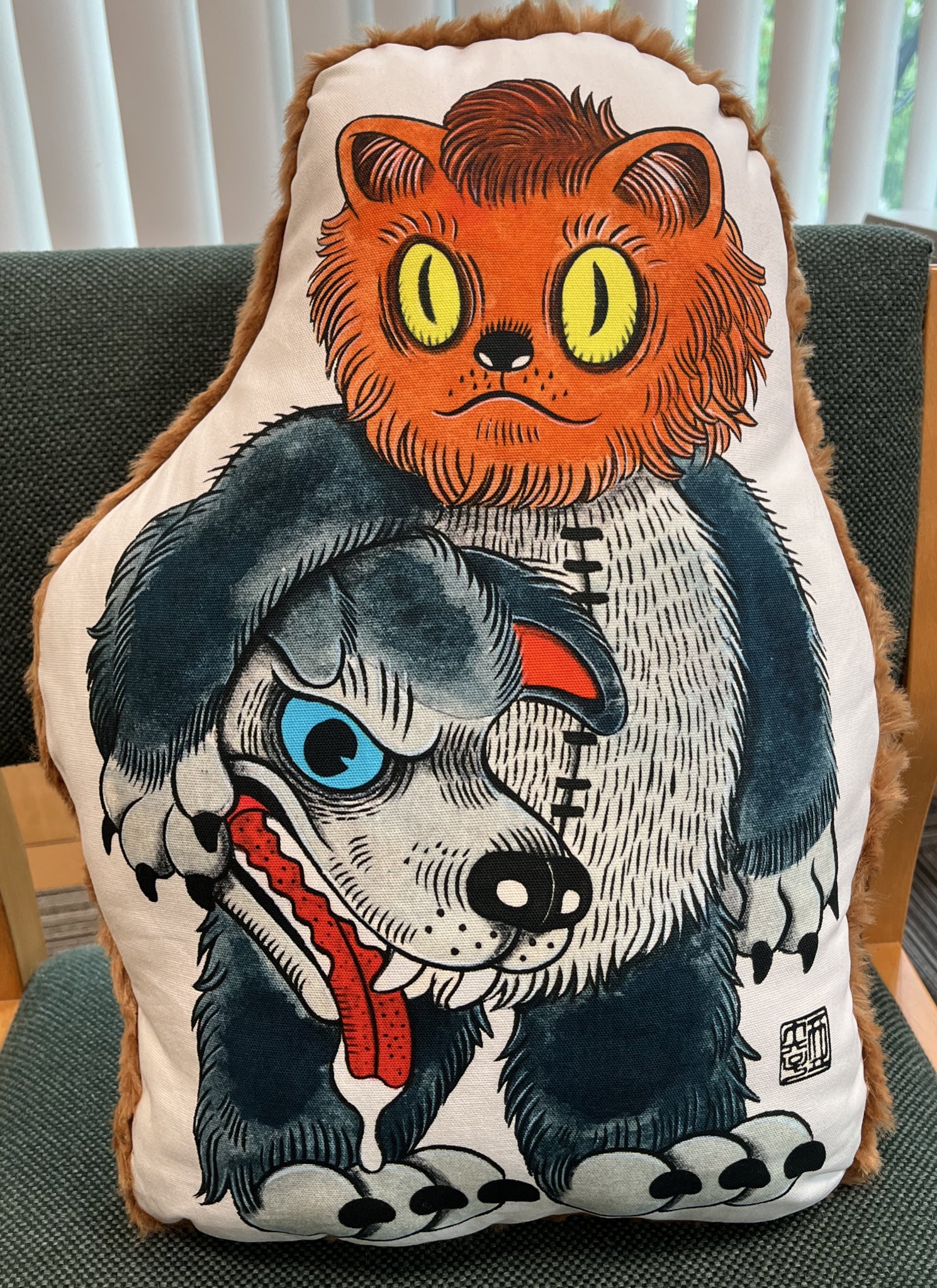 値引き新品 石黒亜矢子 焦茶の猫の毛をむしりとって作った クッション