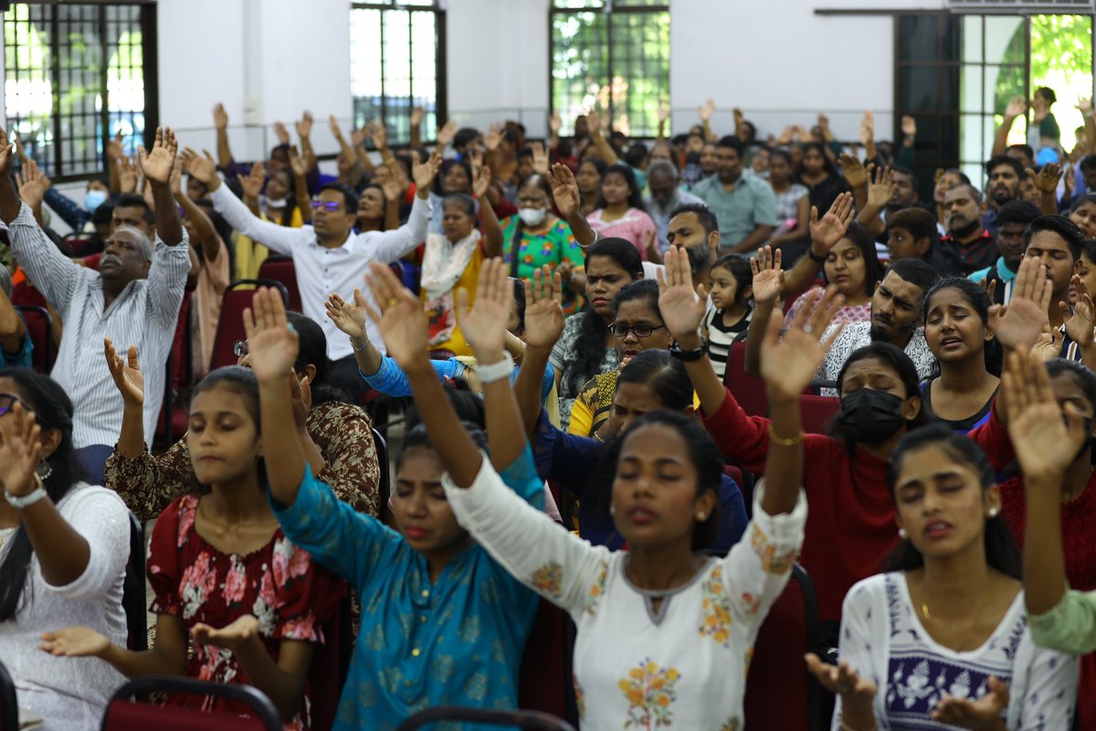 bensamuel95's tweet photo. Jesus never fails to come and bless His people 
When they call Him truly,amazing Sunday service at Awe Charisma Tabernacle malaysia 
Thanks to Joshuali Timothyli anna and family for having me.Thanking Jesus for what He’s doing here in Malasiya 

#bensamuel 
#revivalishere https://t.co/qifymIpQOi