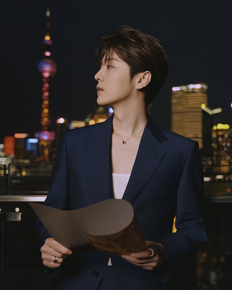 gucci's tweet photo. Global Brand Ambassador #LuHan awaits the opening of #GucciCosmos, the exhibition presenting iconic archival designs in eight immersive rooms. Discover more https://t.co/0PcTS7u0Wz https://t.co/KNahE8G9vF
