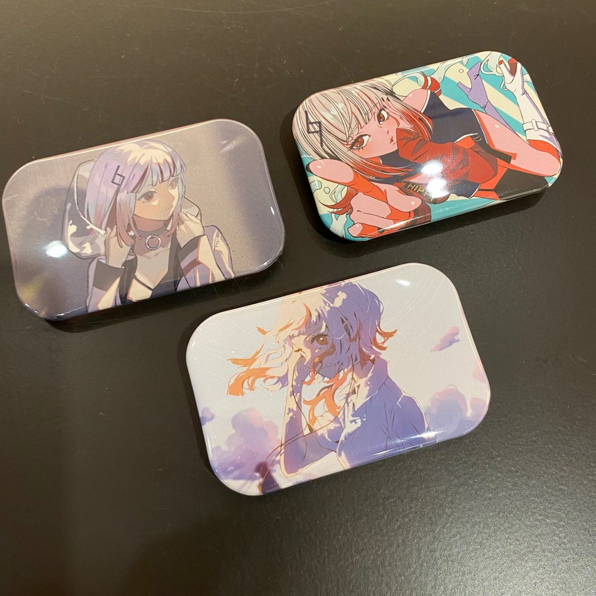 1st_PLACE0302's tweet photo. 【EVENT/NEW GOODS】4/29(土)~30(日)「#ニコニコ超会議2023」での新作グッズをご紹介✨
#IA は豪華グッズセット🎶
#OИE は、#Anded さんに手掛けていただいたアニバイラストを使用したアクスタを‼️
#HIPPI は"歌ってみた"シリーズより、印象的なサムネイラストを使用した缶バッジ3種セット👍 https://t.co/KnBLGXws5O
