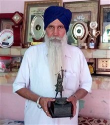 BhagwantMann's tweet photo. ਓਲੰਪੀਅਨ ਮੁੱਕੇਬਾਜ ਪਦਮ ਸ਼੍ਰੀ ਕੌਰ ਸਿੰਘ ਜੀ…ਜਿਨ੍ਹਾਂ ਸੰਗਰੂਰ ਦੇ ਪਿੰਡ ਖਨਾਲ ਖੁਰਦ ਤੋਂ ਹੁੰਦੇ ਹੋਏ ਏਸ਼ੀਆ ਗੇਮਜ਼ ‘ਚ ਭਾਰਤ ਦਾ ਦਬਦਬਾ ਬਣਾ ਕੇ ਰੱਖਿਆ ਤੇ ਸੋਨ ਤਗਮਾ ਦੇਸ਼ ਦੀ ਝੋਲੀ ਪਾਇਆ…ਕੌਰ ਸਿੰਘ ਅੱਜ ਸਾਨੂੰ ਵਿਛੋੜਾ ਦੇ ਗਏ…ਪਰਮਾਤਮਾ ਅੱਗੇ ਅਰਦਾਸ ਵਿੱਛੜੀ ਰੂਹ ਨੂੰ ਚਰਨੀਂ ਲਾਉਣ ਤੇ ਮੁਸ਼ਕਲ ਘੜੀ ‘ਚ ਪਰਿਵਾਰ ਨਾਲ ਦਿਲੋਂ ਹਮਦਰਦੀ https://t.co/koM0oYC06q