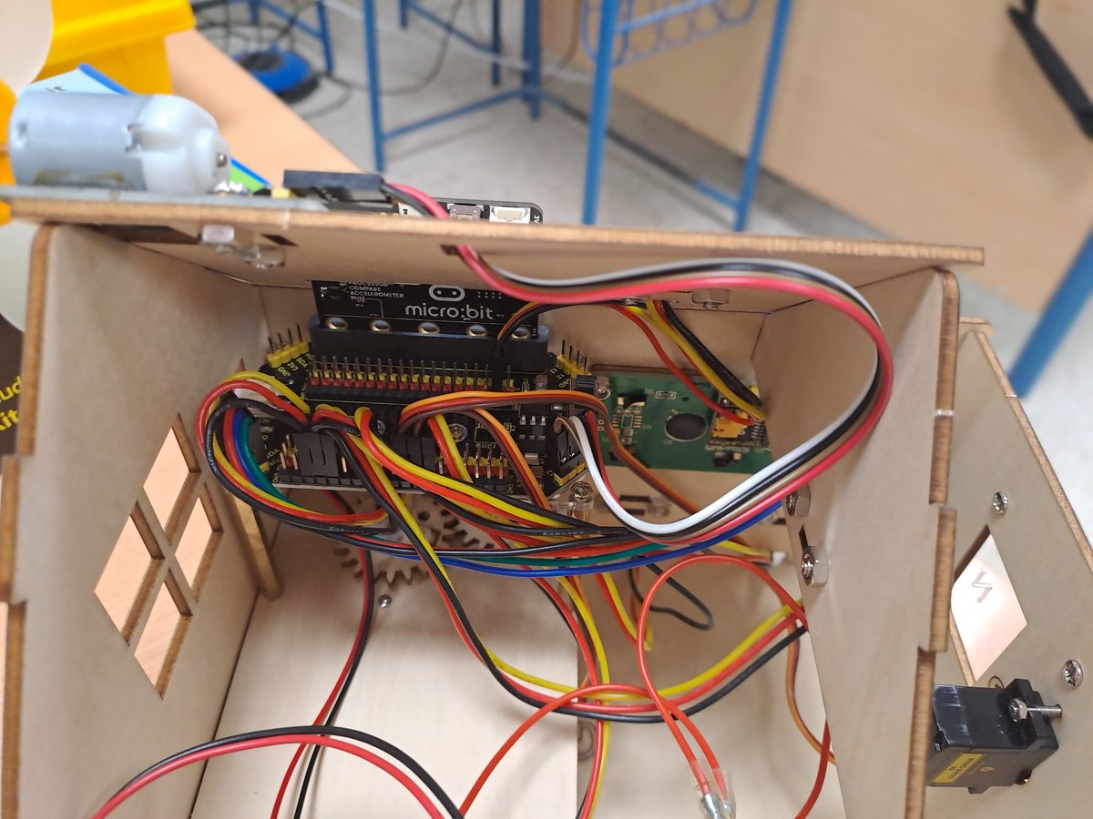 tecnojuanfran's tweet photo. Con experiencias basadas en robótica, programación, fenómenos físicos, biológicos y su historia aplicada en educación. @espartinas @EducaAnd @CienciaGob @CEPdeSevilla @cepcastilleja https://t.co/bmLsX11unm