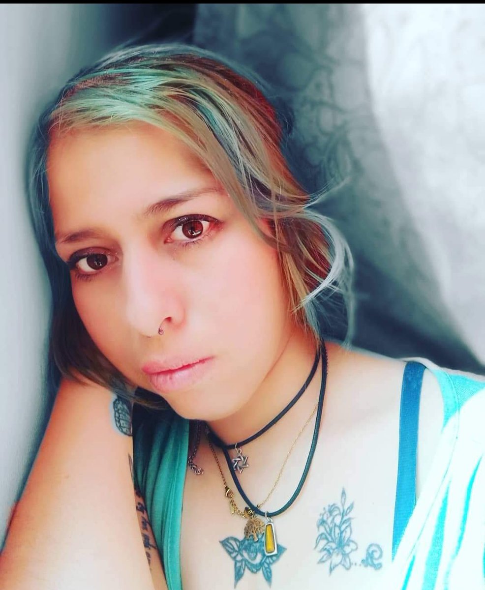 karmaleonika's tweet photo. Fabiana, tu madre no estaba loca, el azul también es un color. https://t.co/sUNyyLKjEl