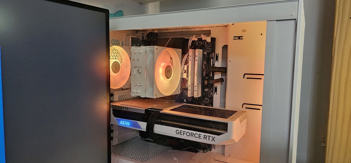 ShrimpArmyGames's tweet photo. @REALSkacle @SeattleBuiltPCs built my PC and she's a beaut. Excellent packaging and all component packaging included, which is nice. https://t.co/uz6PFegWI9