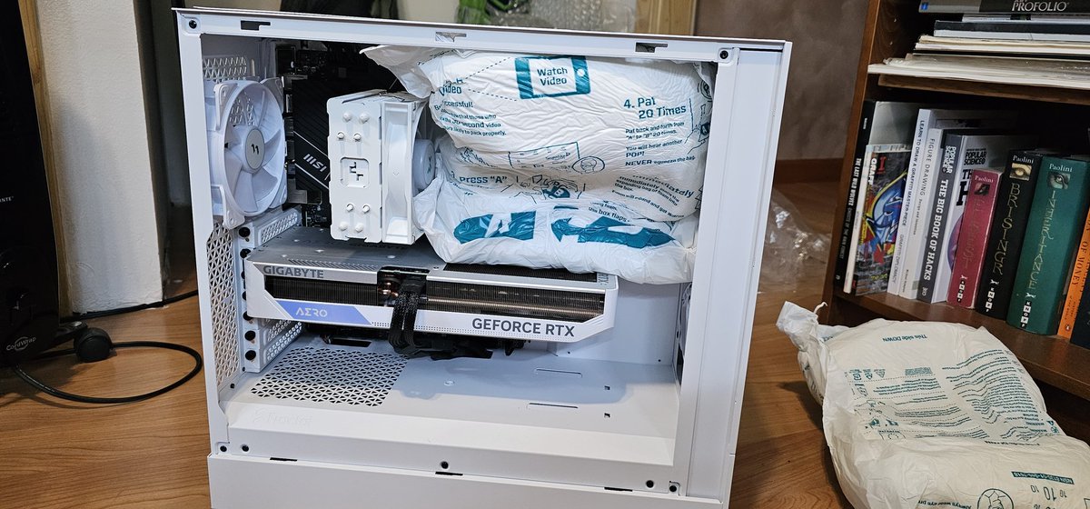 ShrimpArmyGames's tweet photo. @REALSkacle @SeattleBuiltPCs built my PC and she's a beaut. Excellent packaging and all component packaging included, which is nice. https://t.co/uz6PFegWI9