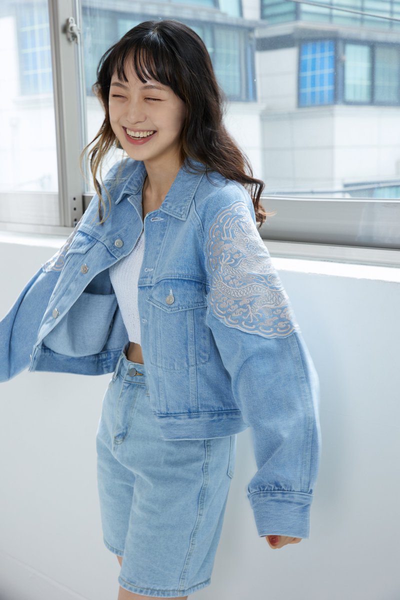 intersectionYnI's tweet photo. RT🥰
청룡포 딱 입기 좋은 날이라서 들고온 이벤뜨.
상큼발랄 연청👕 vs 세자저하 블루🧶 여러분의 픽과 이유를 인용으로 알려주세요! 인용글 추첨하여 청룡포 자켓 본품을 보내드립니다. 

5월 청룡포 청자켓 입기 딱 좋은날! 고궁나들이 어떠실까요☀️ https://t.co/guQKE7qg91