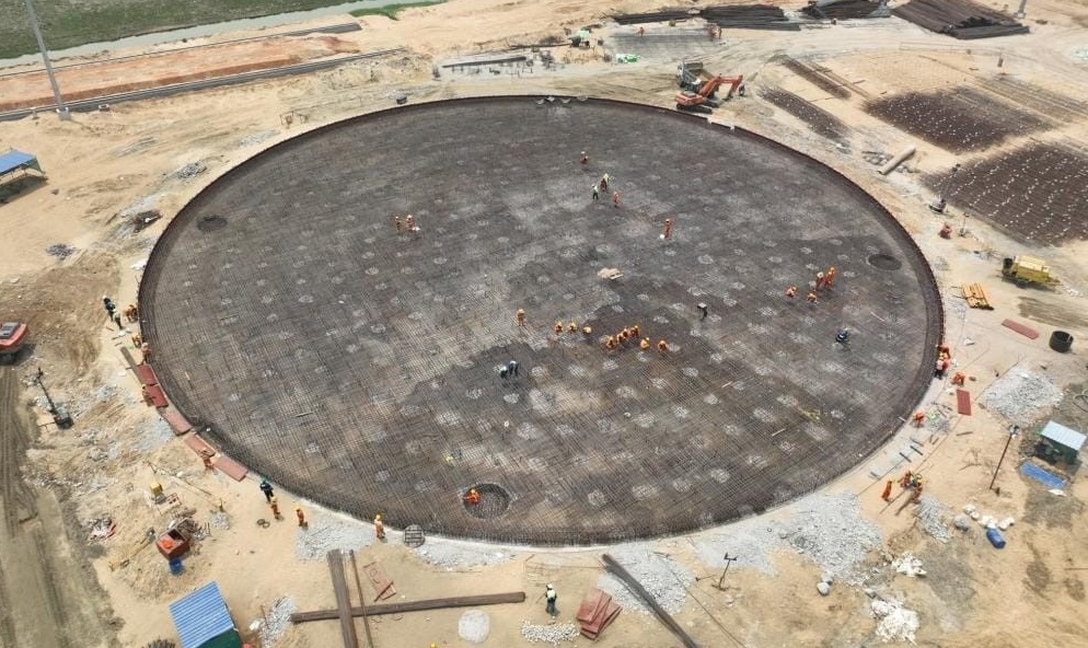 EngineersIND's tweet photo. Team EIL along with Team NRL & IAVL achieved a major milestone with the first major RCC pour of 3050 cum in a single pour, completed in 47 hrs, for Crude Tank Pad at the COIT Paradip Project.
@HardeepSPuri @Rameshwar_Teli @Vartika15791157 @NRL_MoPNG #EILProjects #OilTerminal https://t.co/02mZggY3fv