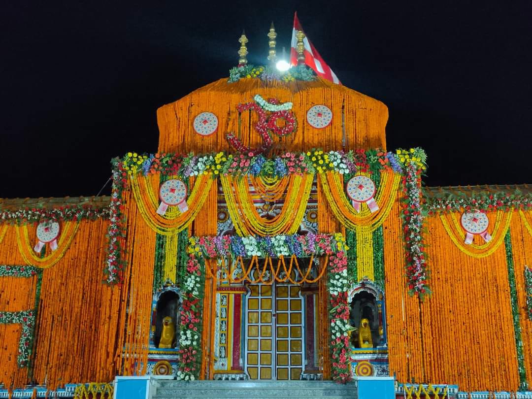 pavan748964873's tweet photo. सज गया है विश्व प्रसिद्ध श्री बदरीनाथ धाम।।
कल प्रातः दर्शनार्थ के लिए खुलेंगे बाबा बदरीविशाल जी के दिव्य कपाट।।
#badrinath #uttarakhanddevdarshan #teamuttaranchaltourism #uttarakhand https://t.co/w2VrmuHumo