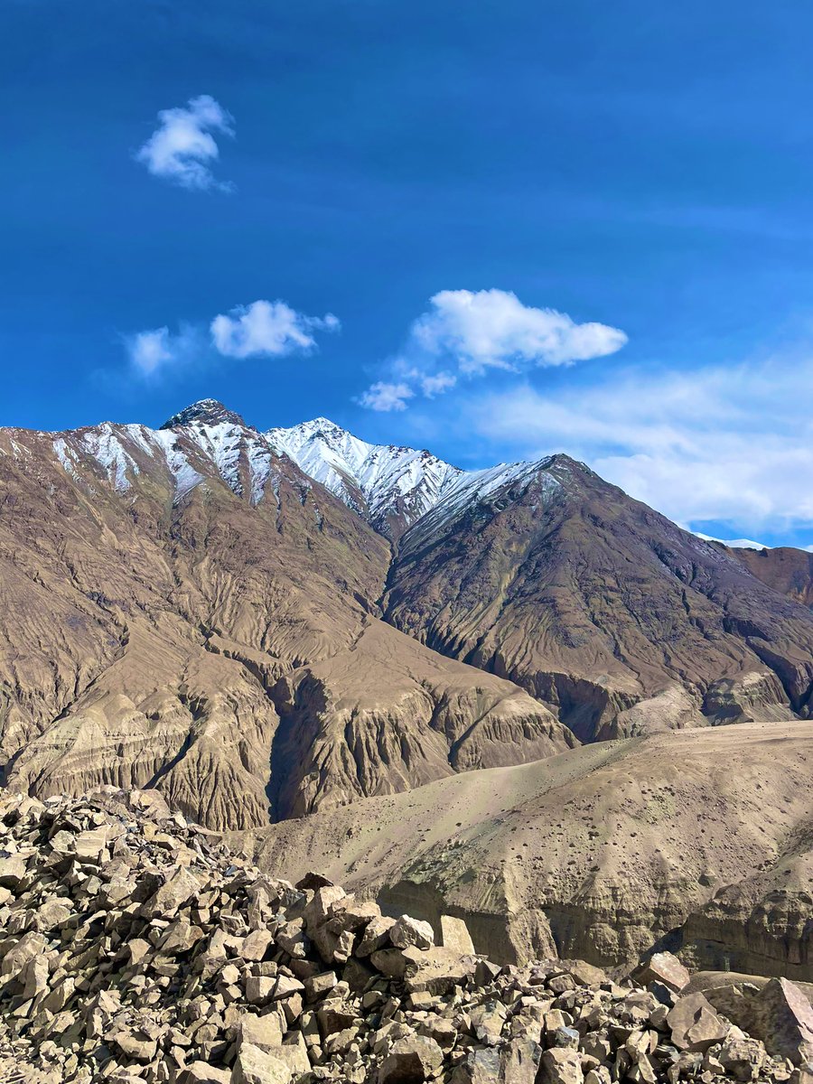 मेरा दिल कहीं दूर पहाड़ों में खो गया ।।

#ladakh #ladakhtourism #mountains