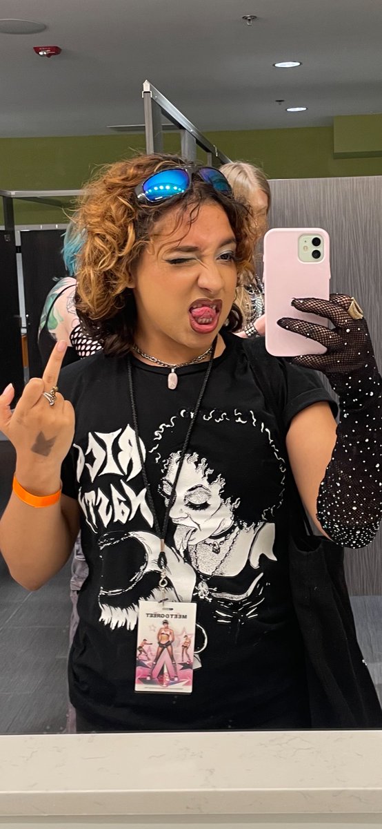 tempmami's tweet photo. after so many years of crying about it…. it finally happened ya’ll. So worth it made my experience 100000 times richer MET HER, GEEKED OUT ABOUT EACHOTHER, MOSHED FOR THE FIRST TIME MADE IT OUT ALIVE AND WAS POSTED ON HER IG TALK TO ME NICE I WON MUAHAHAHA #BESTDAYEVA https://t.co/nVcmeoehGv