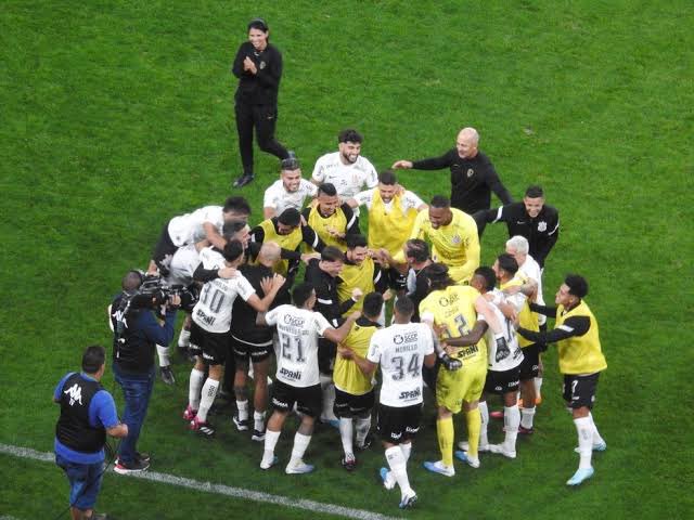 yannecrispim's tweet photo. Cuca vai cair no Corinthians e essa demonstração ridícula de apoio feita pelo elenco só vai servir pra escancarar a quantidade de filhos da put4 no futebol brasileiro.

Parabéns, babacas. https://t.co/1Xu2BEj3me