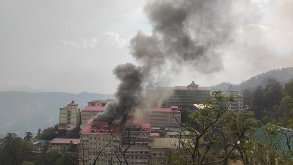 avikhatri1996's tweet image. हिमाचल के सबसे बड़े अस्पताल IGMC में लगी आग..
सिलेंडर फटना बताई जा रही वजह.
अग्निशमन विभाग ने पाया आग पर काबू..
#IGMC #Fire