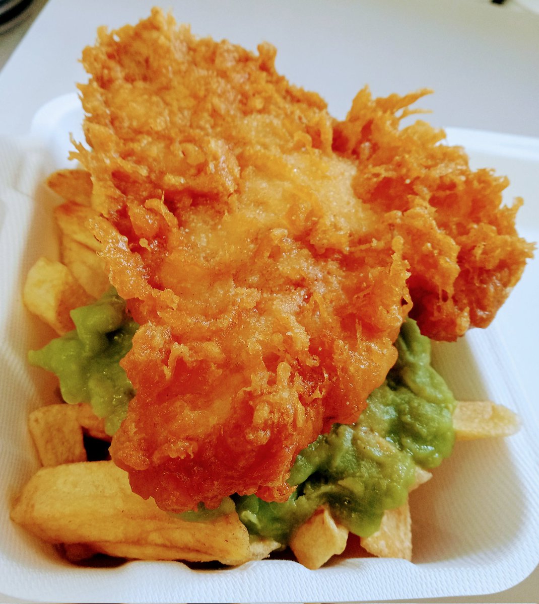 ParkSquareWF5's tweet photo. What's it to be? Small #fishandchips? Small #fishbutty? Or #sausage or #pie, #chips and #mushypeas? Bob in or book a collection or delivery time for lunch or tea by calling 01924 280278 #thursdayvibes #ThursdayMotivation https://t.co/iPvRWogH7H