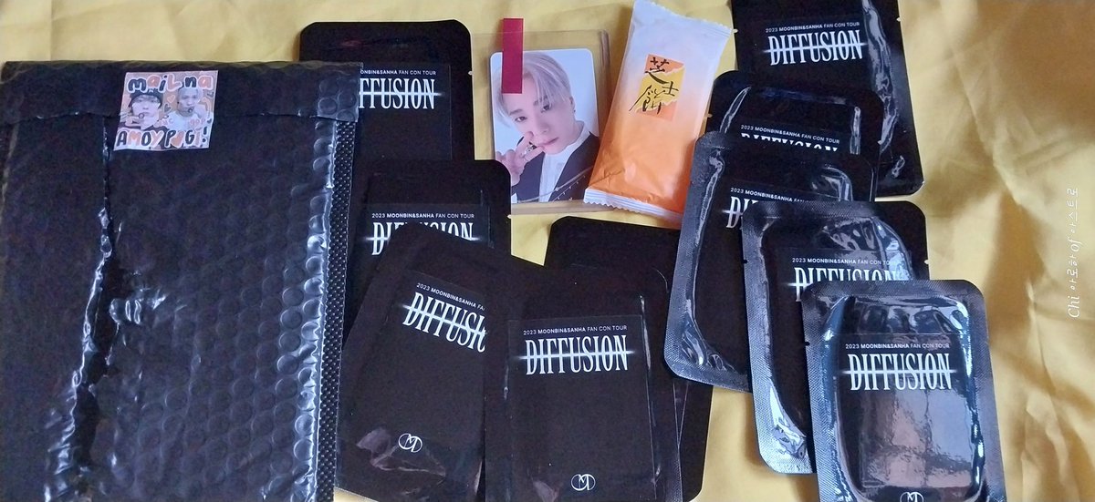 che_villafuerte's tweet photo. Kahapon na receive na namin order na merch of Diffusion TC from @minewoosan, 2 sa akin, 2 ke @chataneo05 at 6 ke Cel. Thank you sis Joana #thanksMWS Naiyak ako ng makita ko ung POB. Tapos ang isa sa TC  na pull ko is Holo of Binnie.  Sya lang ang nag iisang Holo @offclASTRO https://t.co/a9kNTuVzWB