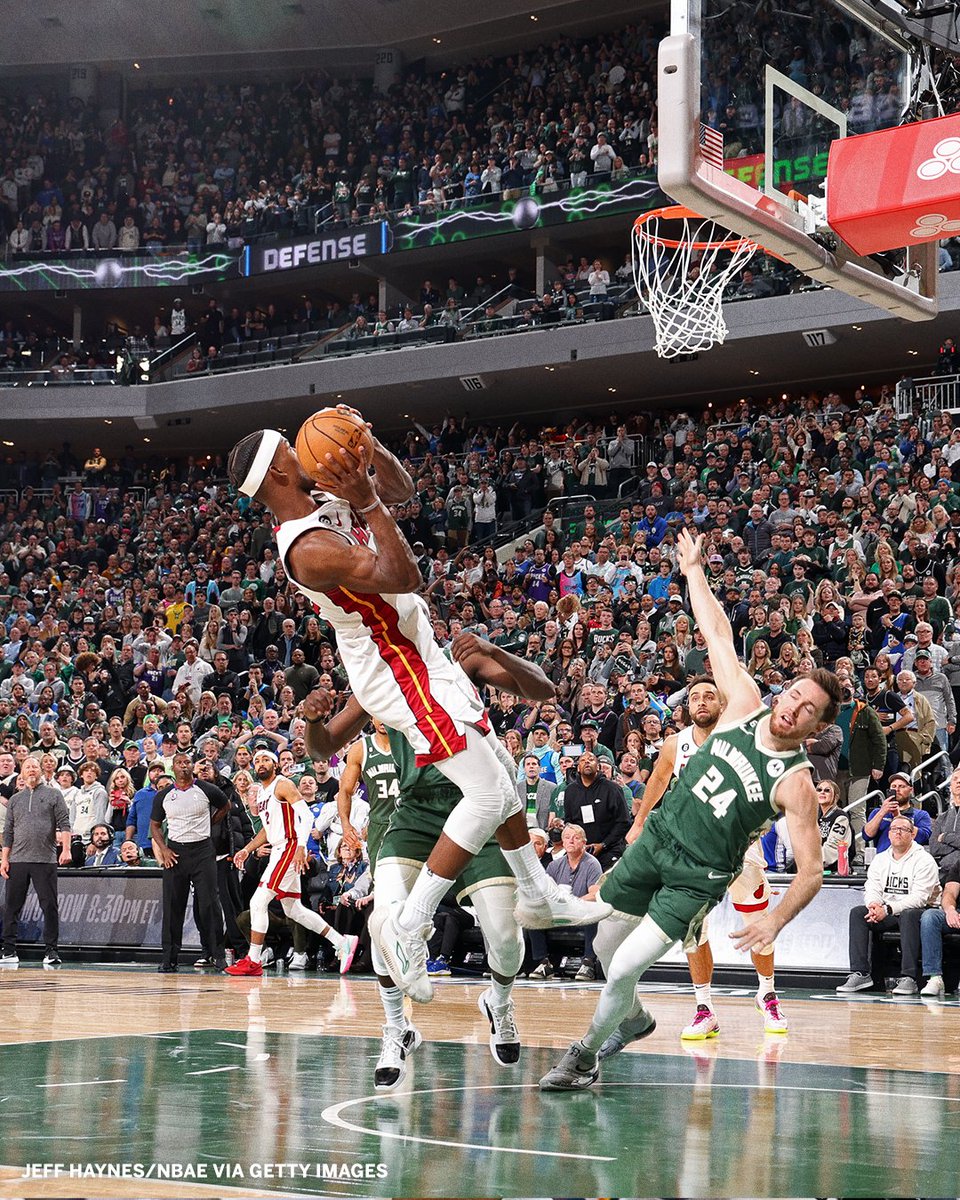 SportsCenter's tweet photo. JIMMY BUCKETS DOES IT AGAIN 🔥 https://t.co/IDFKZWD45n