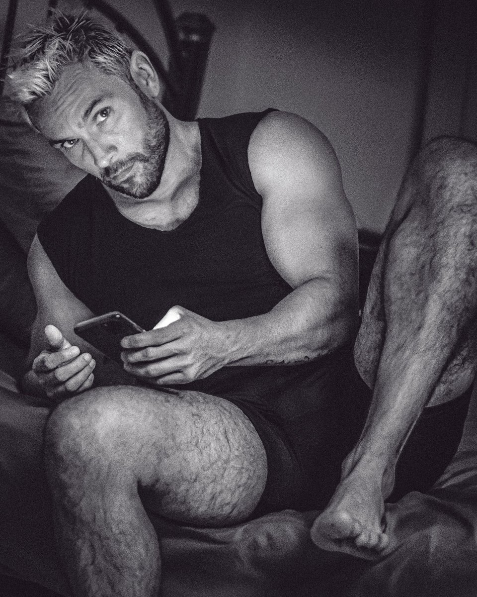 pabloportillo's tweet photo. ✌🏼 Aquí leyéndote 🤓🤪 Tu qué haces? 

#onlyfans 👉🏼 https://t.co/Dr0XcfuBkC https://t.co/8F8KLvrBHO