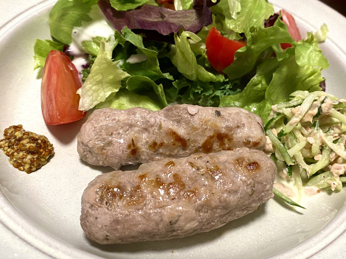 spice_chaimai's tweet photo. 自家製サルシッチャ風。
豚こまを細かくミンチにして塩とお好みのハーブやスパイスを混ぜ合わせて寝かせ、成形してラップで包んで茹で、焼いたら完成！
色々アレンジ効きそうで良き🐖♩ https://t.co/834ooxzhQI