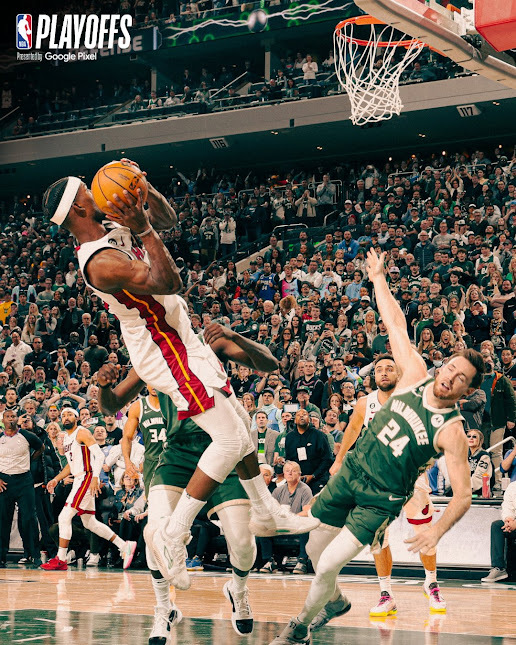 NBAMemes's tweet photo. This pic goes HARD 🔥 

Jimmy really made this shot 🤯 https://t.co/WlIAoqG9be