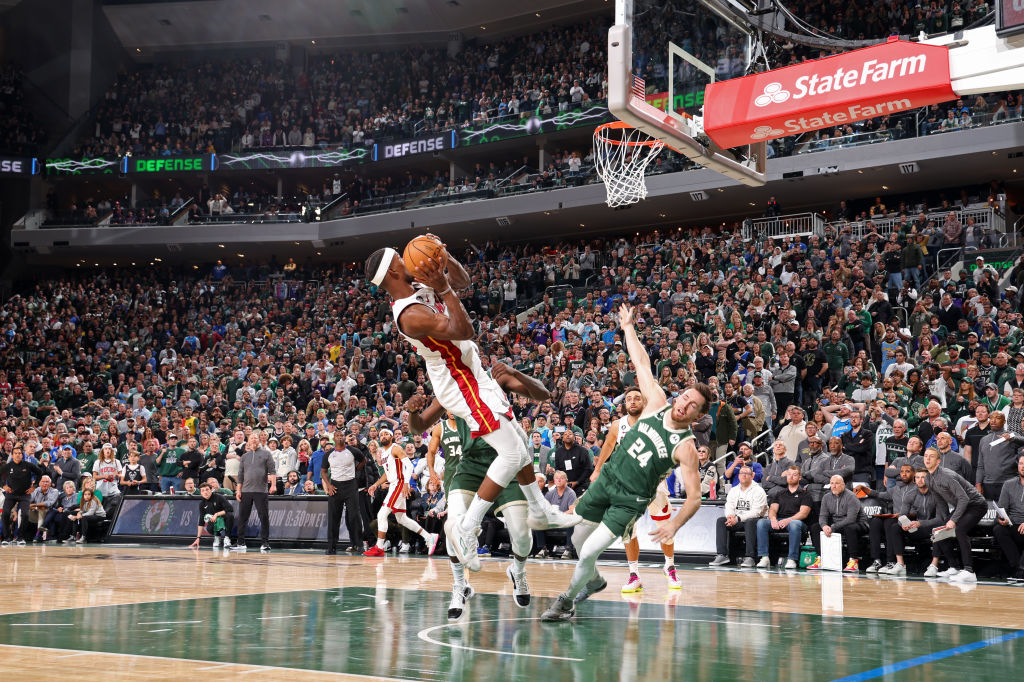 ESPNInsights's tweet photo. The Heat trailed by 16 points entering the 4th quarter and won.

That is the largest comeback entering a 4th quarter in a series-clinching win in NBA history. https://t.co/fRlAPepSTs
