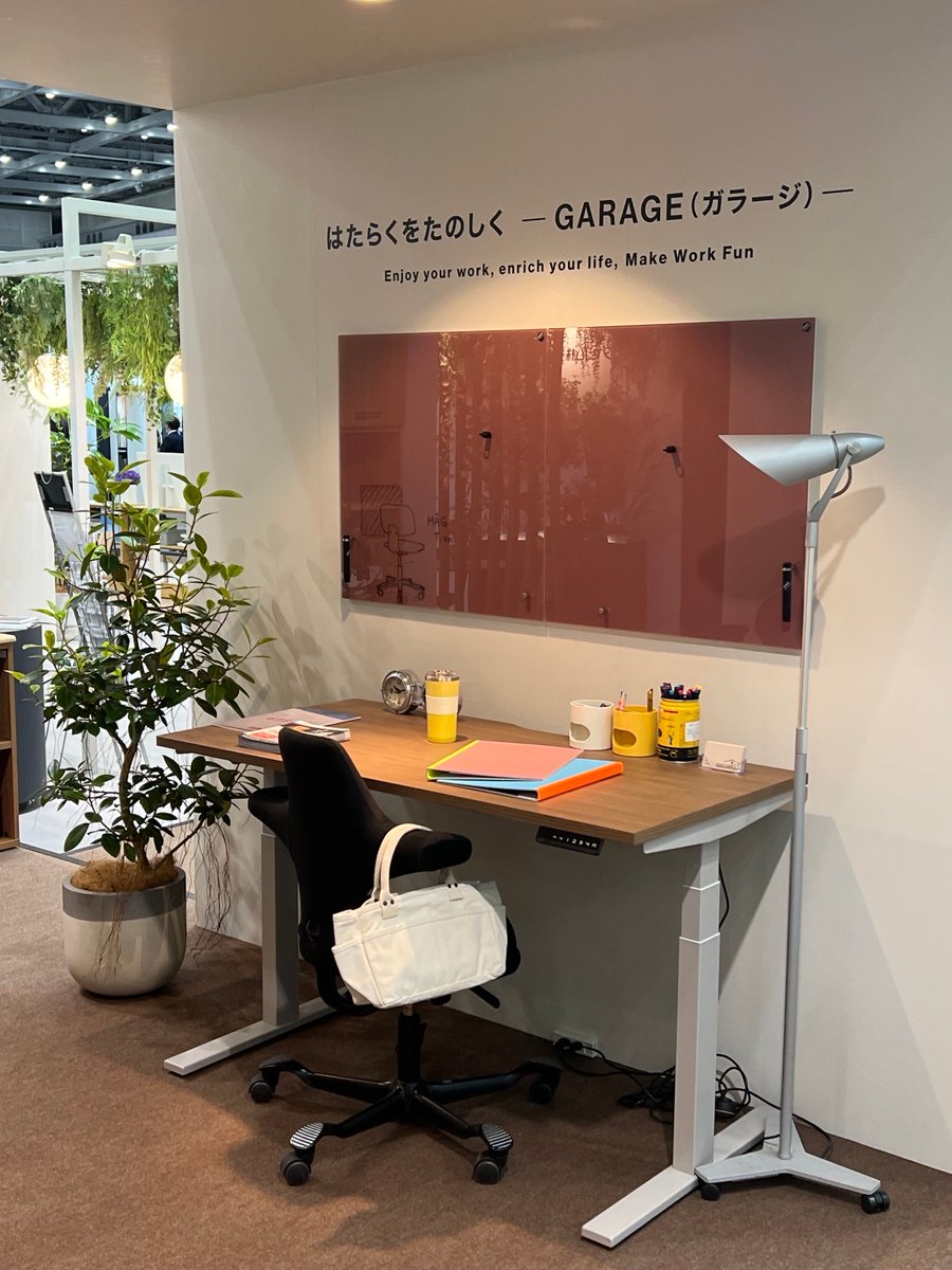 Garage_PLUS's tweet photo. #オルガテック東京 本日2日目！ 
ガラージのコーナーで昨日の一番人気は
#カピスコチェア でした。

続いては #Jrチェア で、
見た目のインパクトに興味を持つ人が続々😆
座って見ると、想像以上にしっくりくるんですよね～。  

明日まで開催、ご来場お待ちしてます！ 

#ガラージ #orgatectokyo https://t.co/Mg4z3kyciR