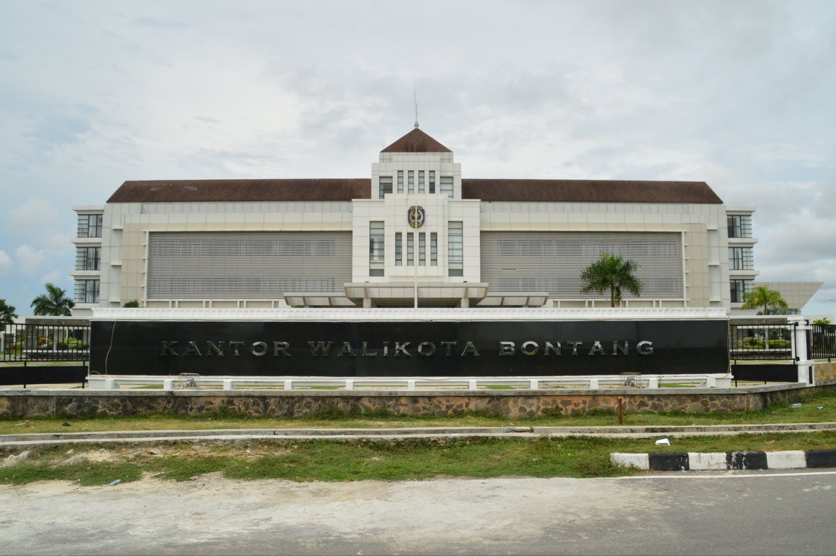 Orang Belanda mendesain balaikota (stadhuis)

Orang Indonesia mendesain kantor walikota

Kenapa juga di Indonesia disebutnya kantor walikota, bukan balaikota? Kan di situ bukan cuma Pak Wali yg berkantor..