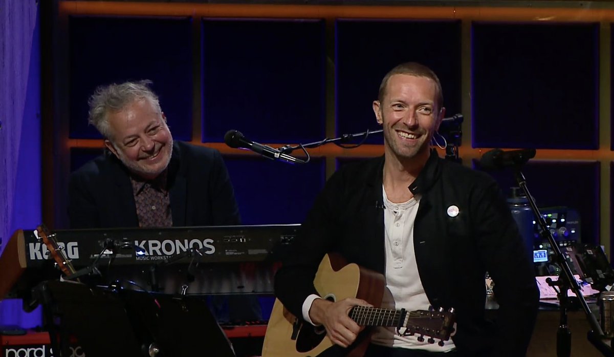 You're not imagining things -- that's <a href="/coldplay/">Coldplay</a>'s Chris Martin sitting in with the #LateLateShow band tonight!