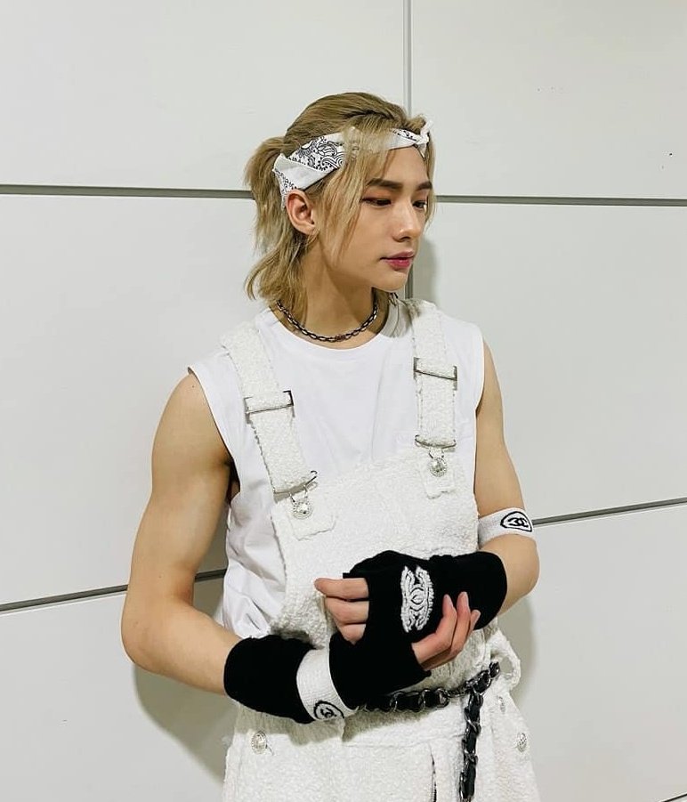 hourlyhjn's tweet photo. his arms,,, https://t.co/JGwr5jXplE
