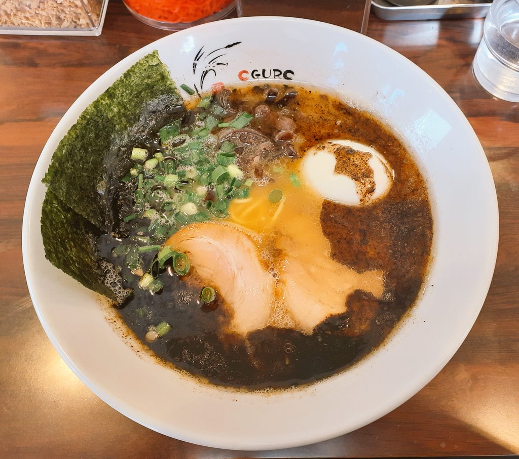 昼飯昼食🍴こがしニンニク黒ラーメン🧄味玉🥚💕豚骨ラーメン🍜ほうれん草🍀