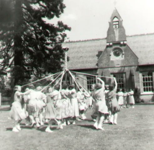#ThrowbackThursday - Maypole dancing Princess Mary's Village Homes, #Addlestone, c.1950
Orig. maypoles were tall birch trees with low branches removed & top ones decorated with garlands & flowers. For more info on PMVH buff.ly/3L7M6Ze #localhistory #TBT