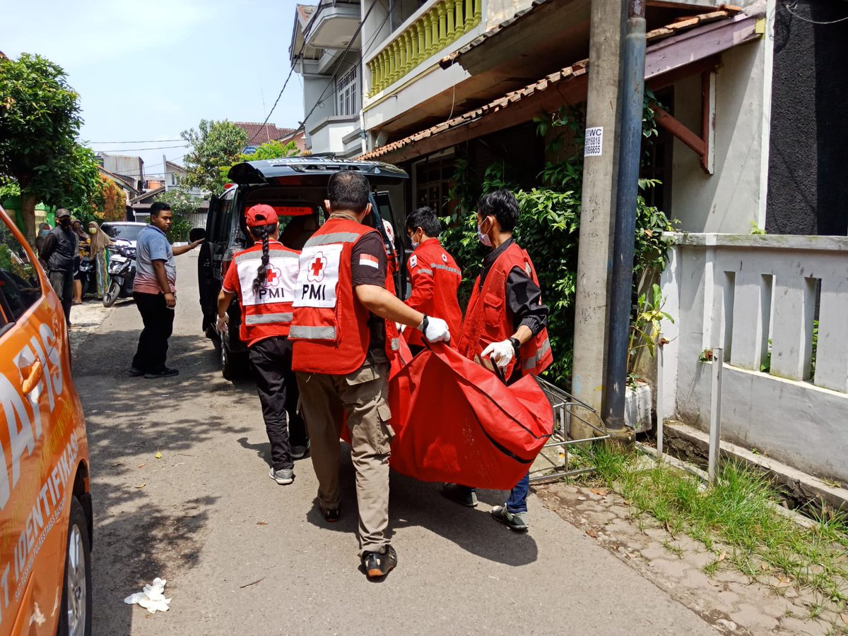 #BreakingNews 12.05 : Evakuasi orang meninggal dunia sudah 5 hari baru ditemukan di Margahayu Raya oleh rescue , inafis dan PMI Kota Bandung | TCT Indonesia