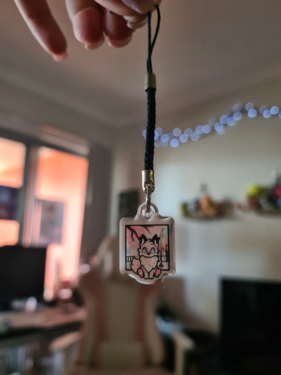 Lanakuma's tweet photo. I found a spare mini fox charm when I was cleaning up ! So im going to do a give away! Free shipping worldwide! 

To enter:
❤️Must be following (new followers welcome)
❤️like and retweet 

Ends tommorow in approx 20 hours! https://t.co/nxORAZa7qW