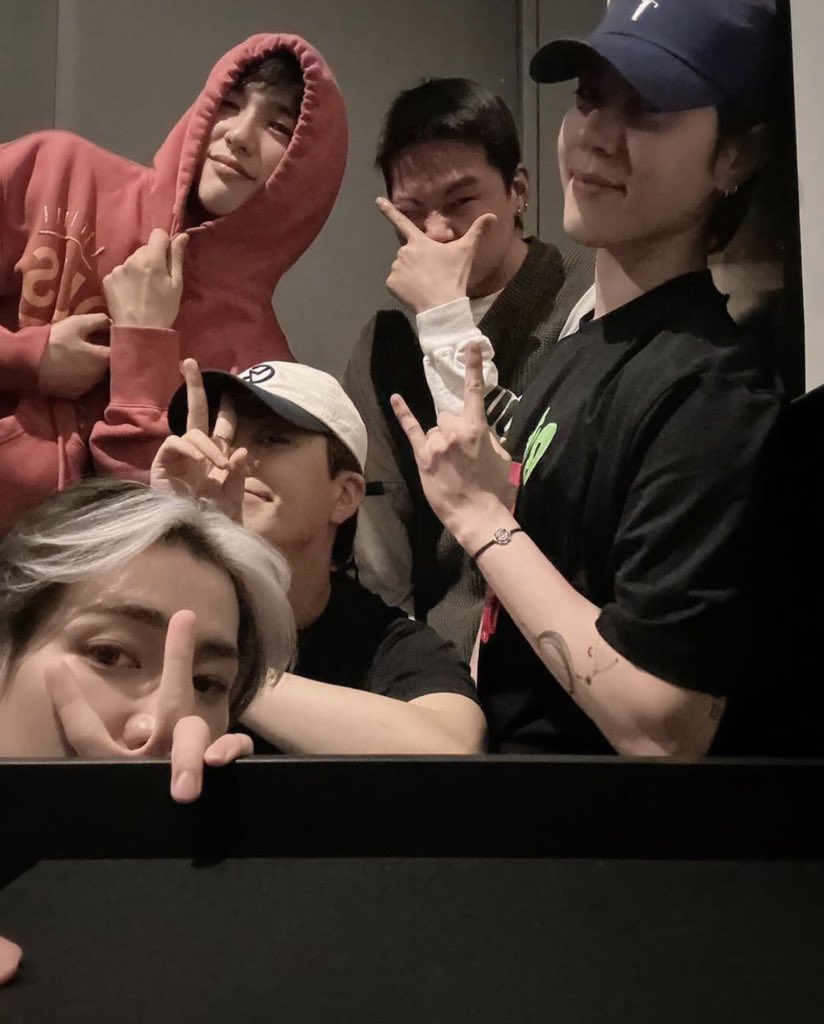 Annamark93's tweet photo. 20230416                                 20230427

GOT7 still alive 🥹💚 https://t.co/34ZZ0AbLke