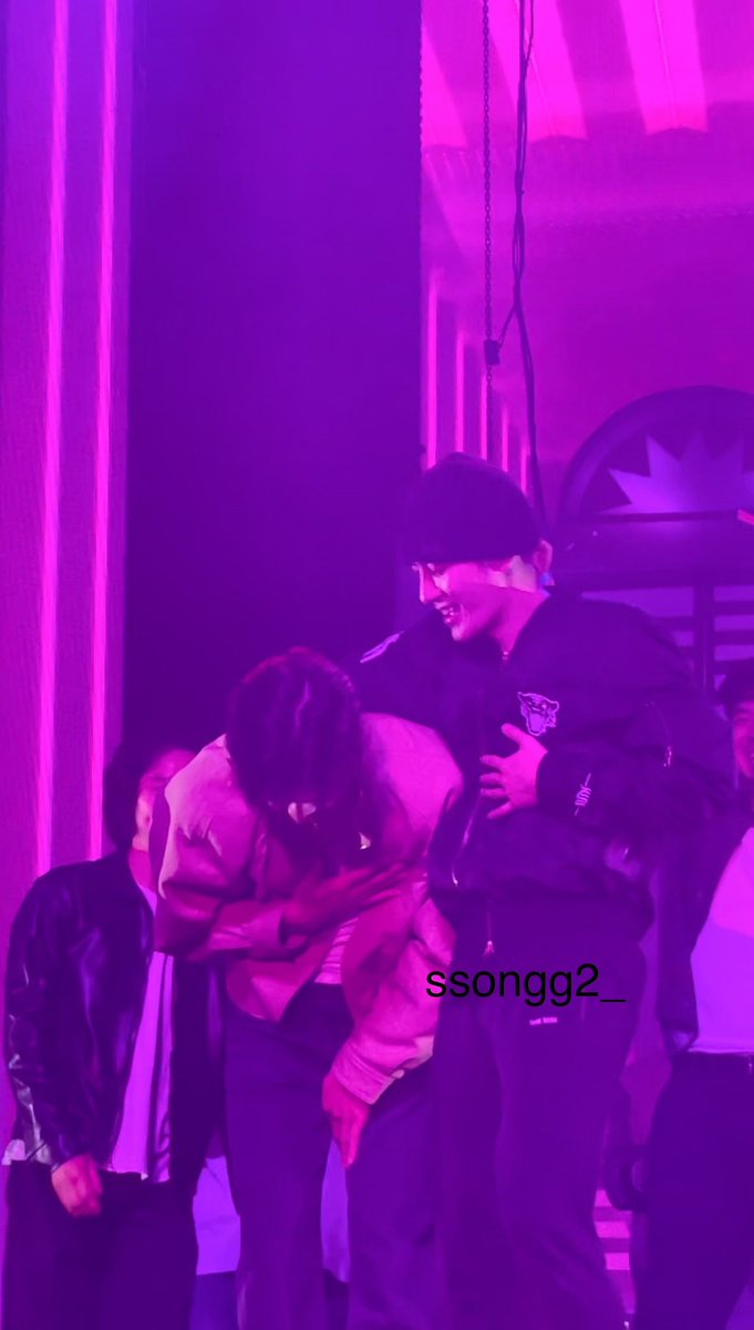 Ssongg2_'s tweet photo. กอดกันน่ารักมาก ไม่ไหวแล้วความ3000นี้ ร้องไห้ น่ารัก😭😭😭😭😭  #MAGICMANinLA #MAGICMANWorldTour
#JacksonWangWorldTour 
#JacksonWang https://t.co/ykFntKoi3O