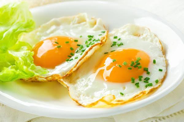 ASI SE DESAYUNA HOY EN EL MUNDO :
 
ESTADOS UNIDOS:
El gringo abre la nevera, saca 2 huevos, saca pan y mantequilla, prepara su café, desayuna y se va para el trabajo. 

INGLATERRA:
El inglés abre la nevera, saca 2 huevos, los hierve 3 minutos, hace el té, desayuna y se va para