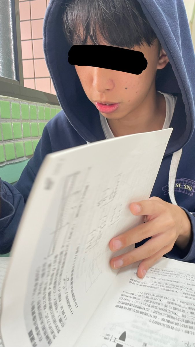 yaochenli16's tweet photo. 這人要考分科卻在抄答案
有什麼方法可以救他 https://t.co/OjqHuZV3vS