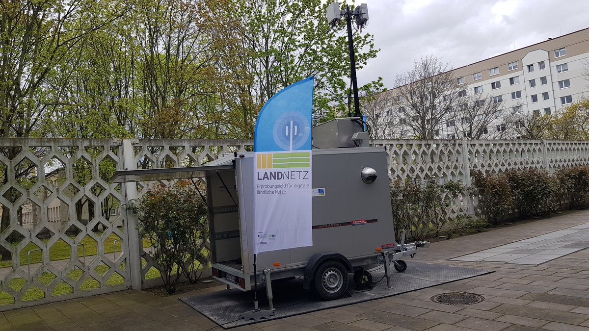 landnetz's tweet photo. Heute startet die Experimentierfelder Konferenz in Berlin! Wir von @landnetz sind dabei &amp; freuen uns auf spannende Vorträge &amp; regen Austausch. @bmel @tudresden_de @LfULG #fraunhoferivi @VodafoneChair https://t.co/qhinnBcnjN