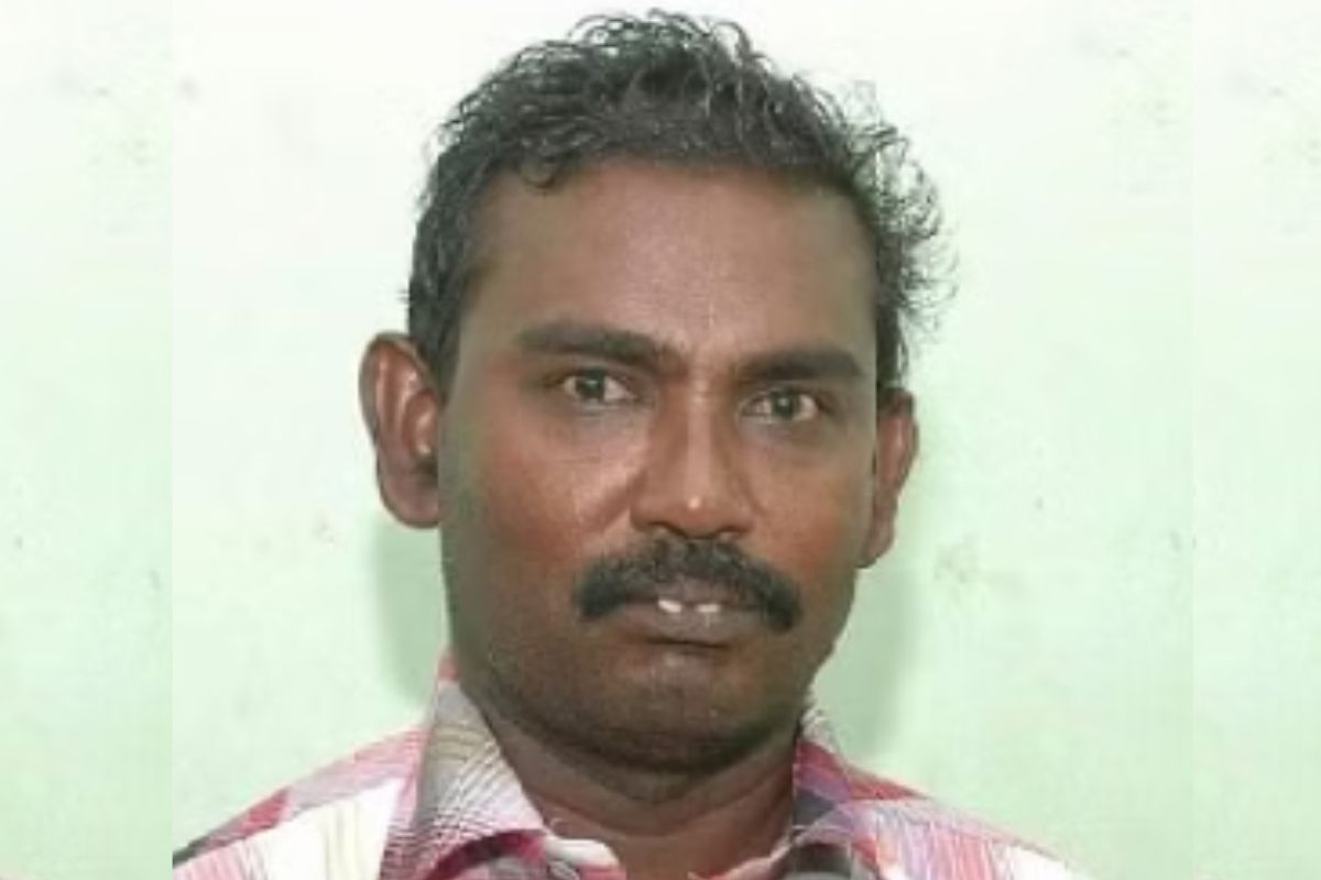 charuGovindan's tweet photo. தூத்துக்குடி விஏஓ #லூர்து_பிரான்சிஸ் ஏப்ரல் 13-ம் தேதி மணல் கடத்தல் குறித்தும், பிறகு தன் உயிருக்கே அச்சுறுத்தல் இருப்பதாக காவல்நிலையத்தில் 
புகார்‌ அளித்த பிறகும், எந்த உரிய நடவடிக்கையும் காலத்தோடு எடுக்காத சம்மந்தப்பட்ட காவல்துறையும் அவர் கொலையில் ஒரு முக்கிய குற்றவாளிதானே? 1/2 https://t.co/zS1IPUw4Gd