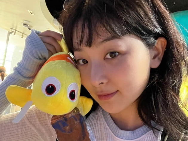 KSGUpdates's tweet image. [ARTICLE] 230427 #SEULGI won TenAsia's poll on "female singer you want to go fishing with" 😅

naver.me/5Ywseyw7
#슬기 @RVsmtown