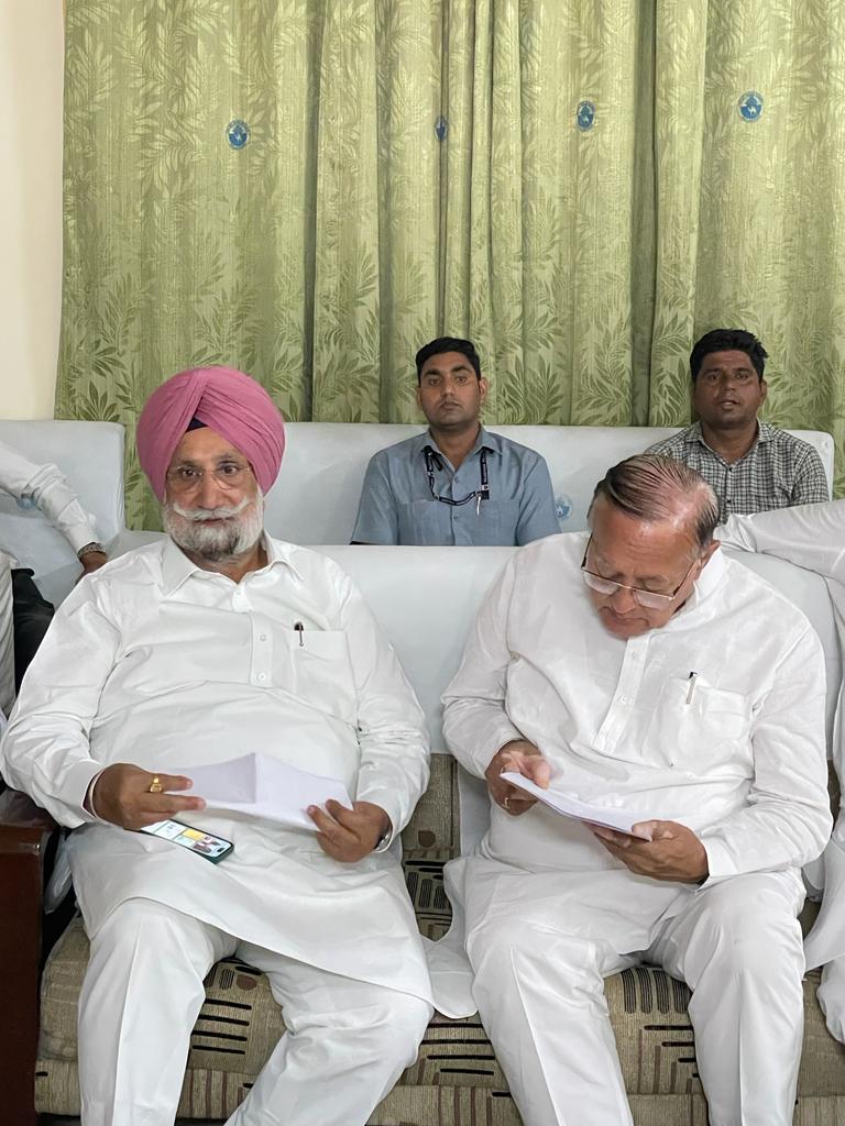 DrBDKallaINC's tweet photo. माननीय श्री रंधावा जी, प्रभारी राजस्थान के साथ बीकानेर सर्किट हाउस में चर्चा करते हुए https://t.co/7IRr5k2k4u