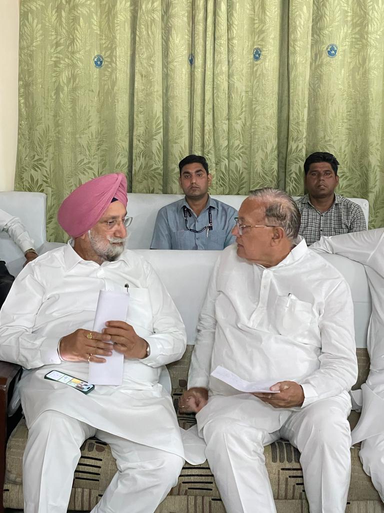 DrBDKallaINC's tweet photo. माननीय श्री रंधावा जी, प्रभारी राजस्थान के साथ बीकानेर सर्किट हाउस में चर्चा करते हुए https://t.co/7IRr5k2k4u