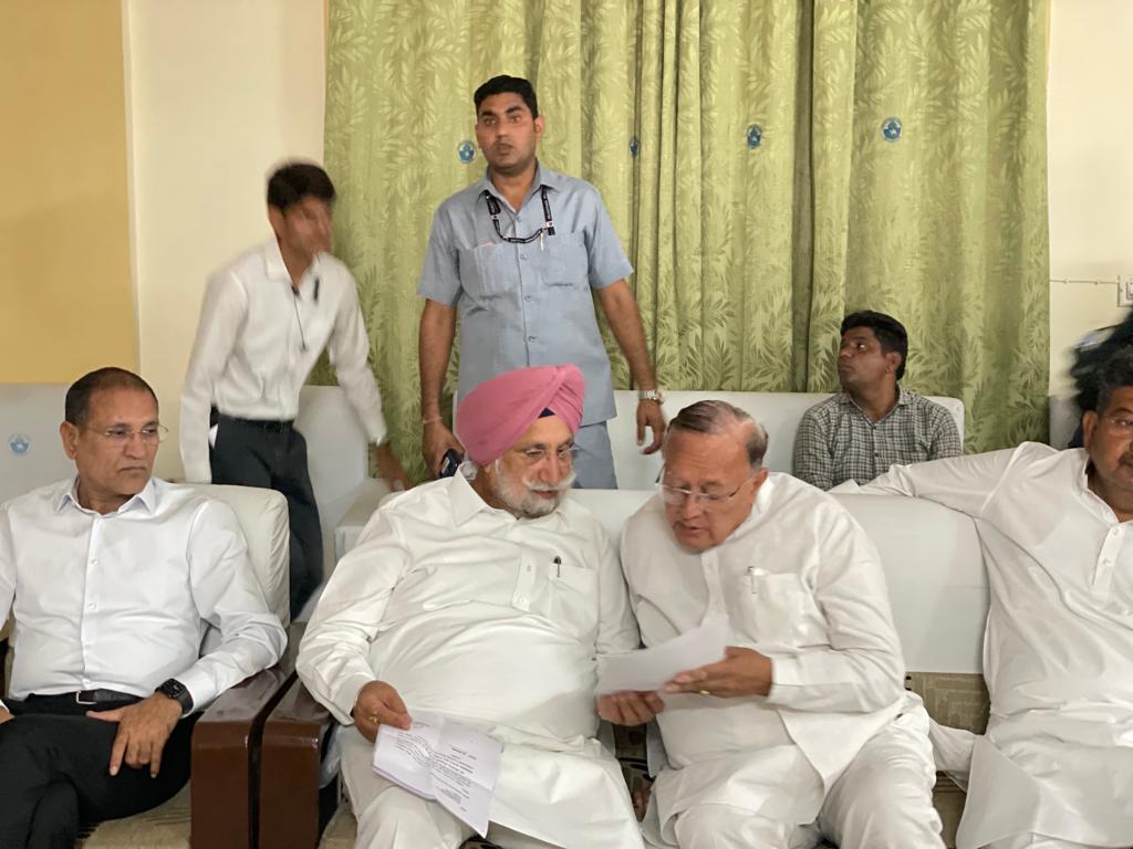 DrBDKallaINC's tweet photo. माननीय श्री रंधावा जी, प्रभारी राजस्थान के साथ बीकानेर सर्किट हाउस में चर्चा करते हुए https://t.co/7IRr5k2k4u