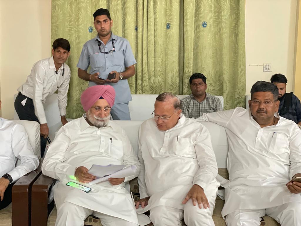 माननीय श्री रंधावा जी, प्रभारी राजस्थान के साथ बीकानेर सर्किट हाउस में चर्चा करते हुए