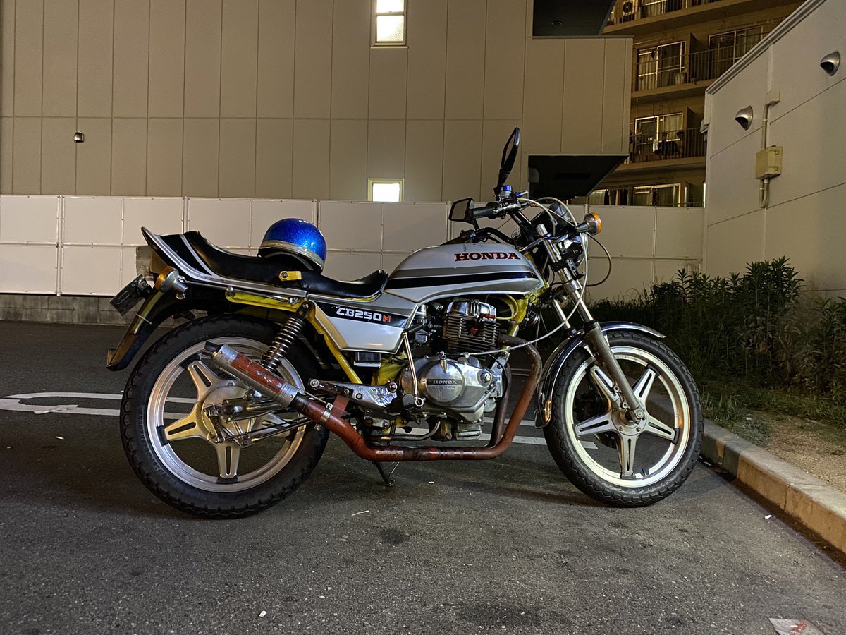 tkis8008's tweet photo. cb250n売ります。

キック有り5速エンジン
マフラープリティー50.8
サイレンサーなし。

エンジンから多少オイル滲み
キャブセッティングあっていない。

外装割れあり
サイドカバーなし。

値段は80〜90ぐらいで考えてます。 https://t.co/wEZ65rWVTj