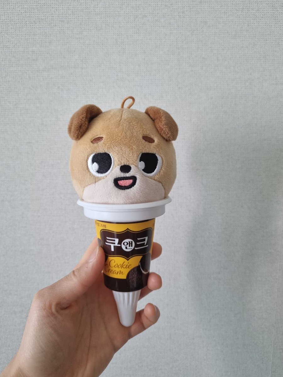 데니멀즈 응원봉. 아이스크림 먹고 나서 딱 데니멀즈 들어가기 좋은 사이즈에 참을 수가 없었다.