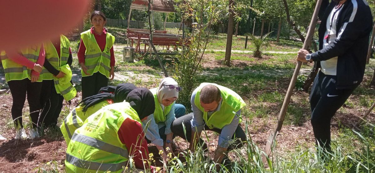 E twinning “Yeşil Adım Sıfır Atık” projesi kapsamında öğrencilerimizle çemberin en iç halkası ve yaşam alanımız olan okulumuzu temizleyip ağaçlandırma çalışması yaptık. <a href="/KarakopruM/">Karaköprü MEM</a> 
<a href="/sanliurfammem63/">Şanlıurfa İl Milli Eğitim Müdürlüğü</a> 
<a href="/valisalihayhan/">Salih AYHAN</a> 
<a href="/UrfaValiligi/">T.C. ŞANLIURFA VALİLİĞİ</a>