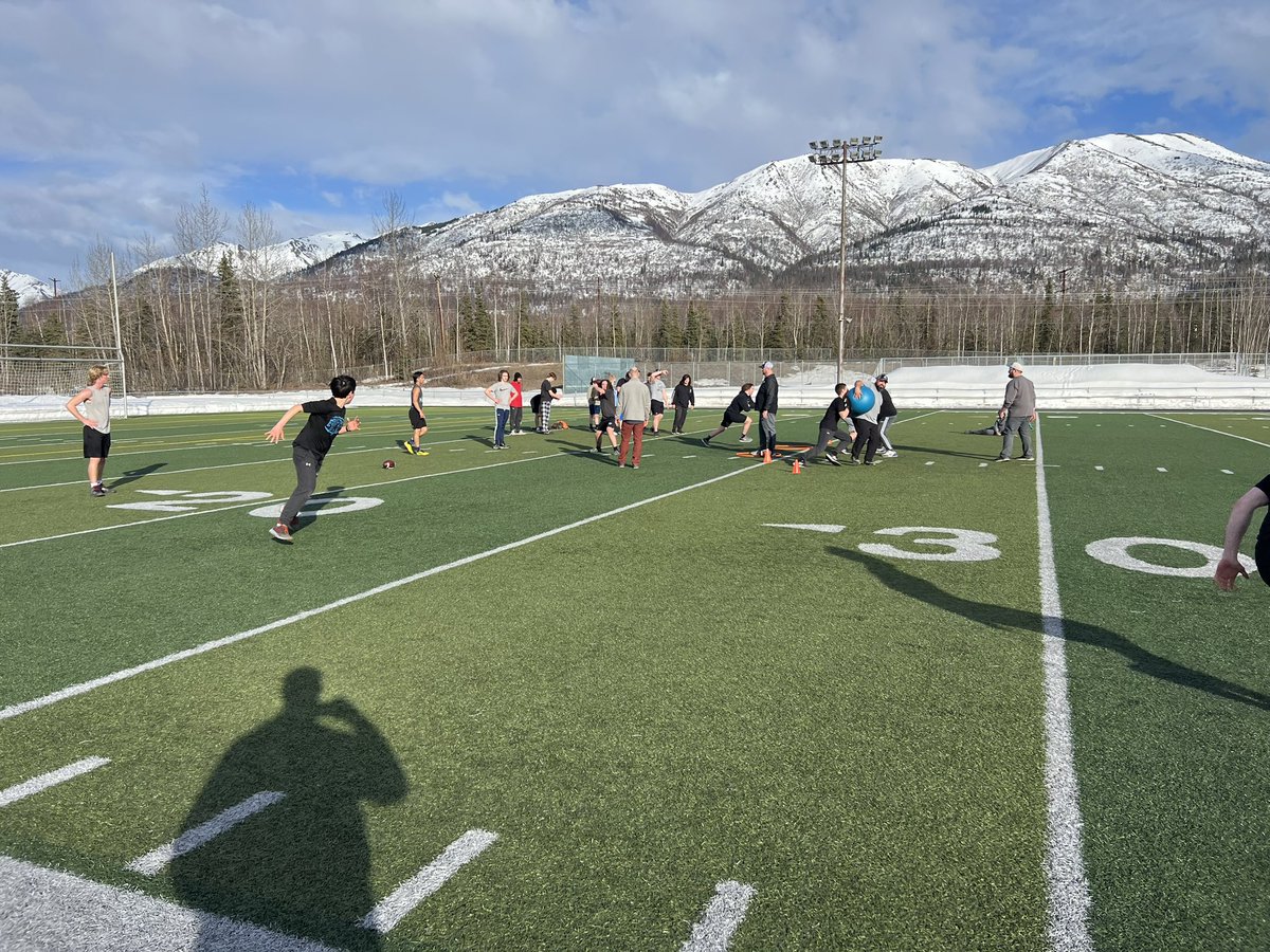 Man it feels good to be back outside ☀️! For conditioning day in off season workouts, players got to stretch their legs on the field for the first time since last year!! Nothing beats working on speed and agility in the sunshine!💙🖤🤍🏈#chugiakmustangs  #highschoolfootball