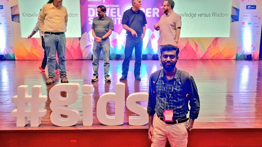 umar_elit's tweet photo. @developersummit #GIDS #developersummit 
Snap with speakers @venkat_s @markrichardssa https://t.co/pFV6GbGjvz
