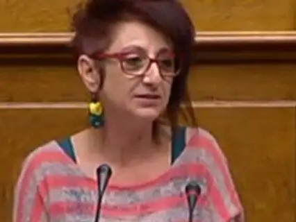 Αυτή σε πιό κόμμα είναι να τη ψηφίσουμε;